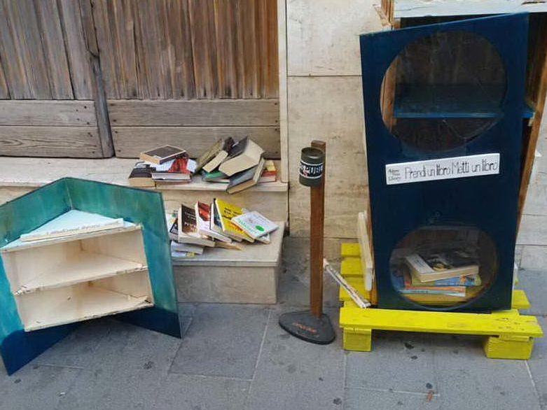 Alghero, i vandali distruggono la &quot;Little Free Library&quot; inaugurata 5 giorni fa
