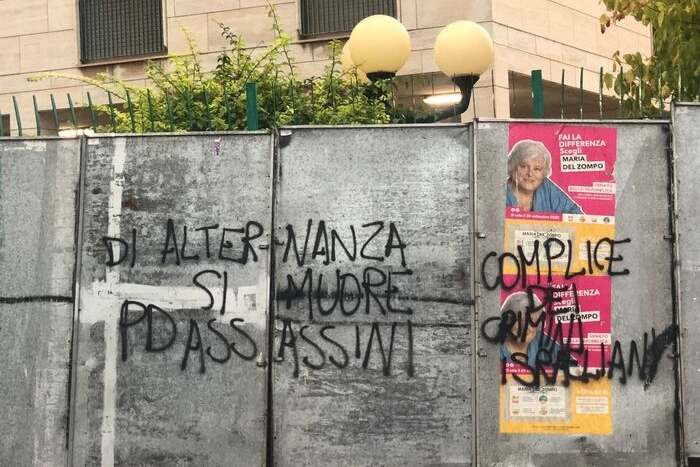 Scritte anarchiche sui cartelloni a Cagliari