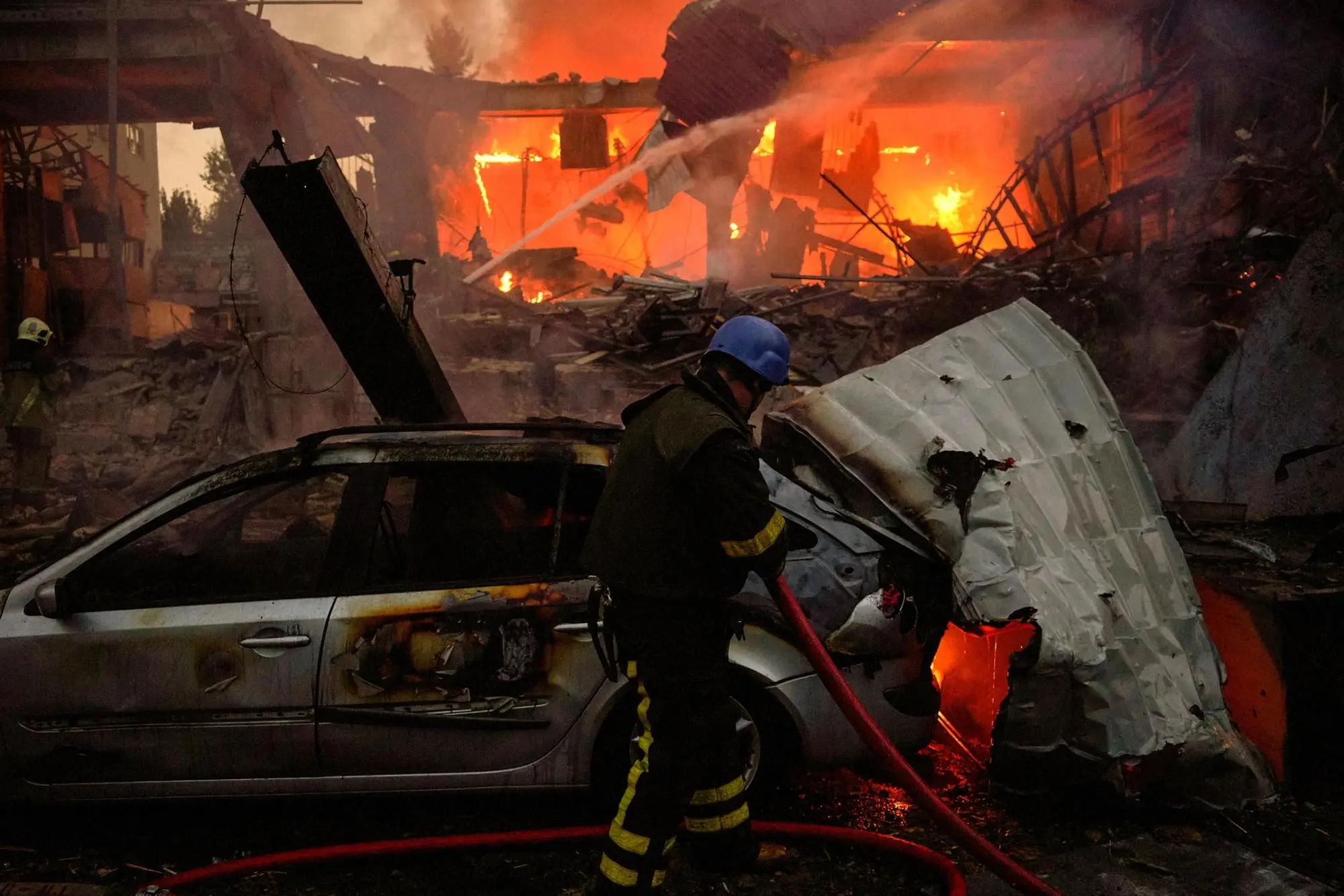 Incendio a Kiev dopo la caduta di un missile (foto Ansa/Epa)