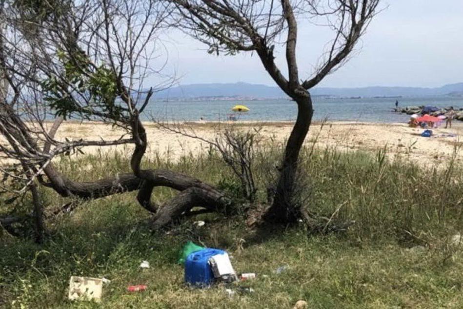 Allarme siringhe abbandonate sulla spiaggia di Frutti d'Oro