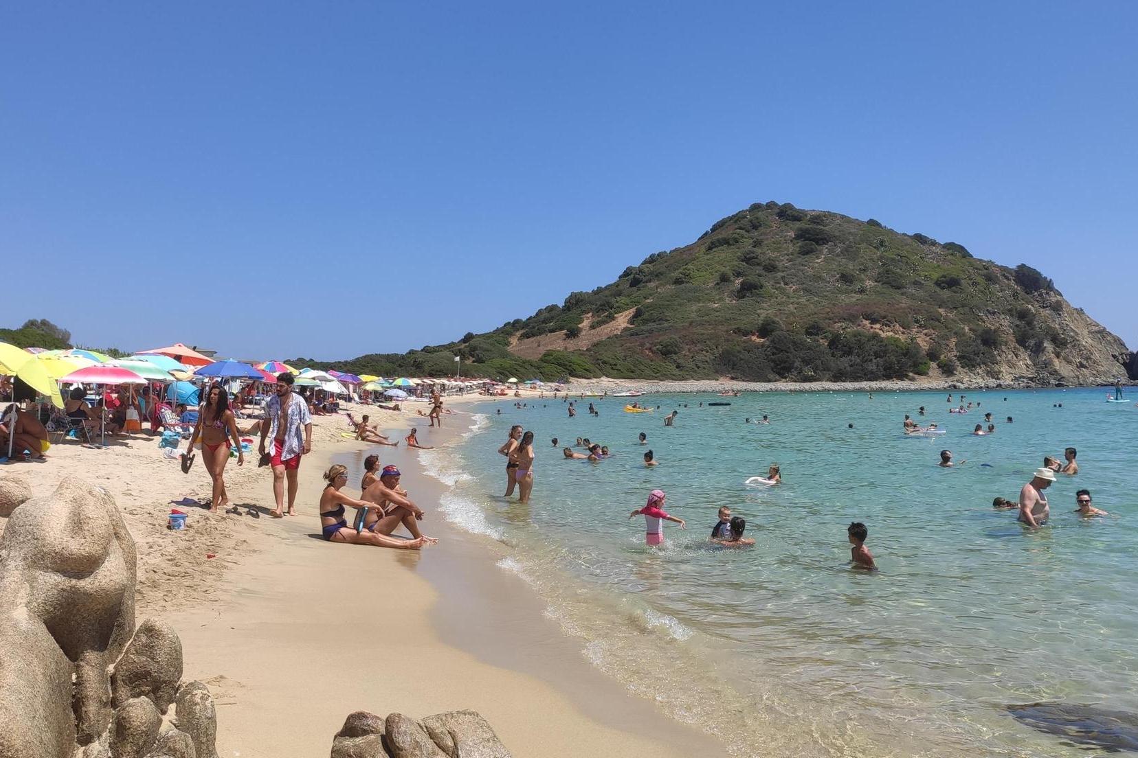 Ferragosto con pienone sulle spiagge del Sud Sardegna: “Gioielli della natura”