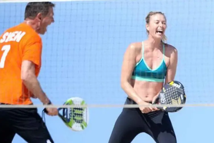La Sharapova gioca a beach tennis