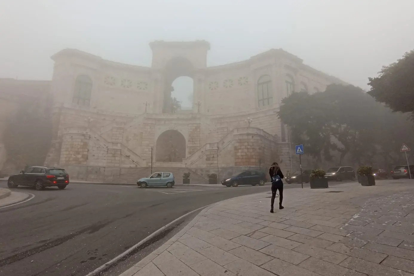 Cagliari si è risvegliata questa mattina sotto una fitta nebbia. Come spesso accade, sono stati registrati ritardi nelle partenze e negli arrivi dei voli all’aeroporto di Elmas. Nella gallery, le immagini dal cuore del capoluogo sardo (Unioneonline)