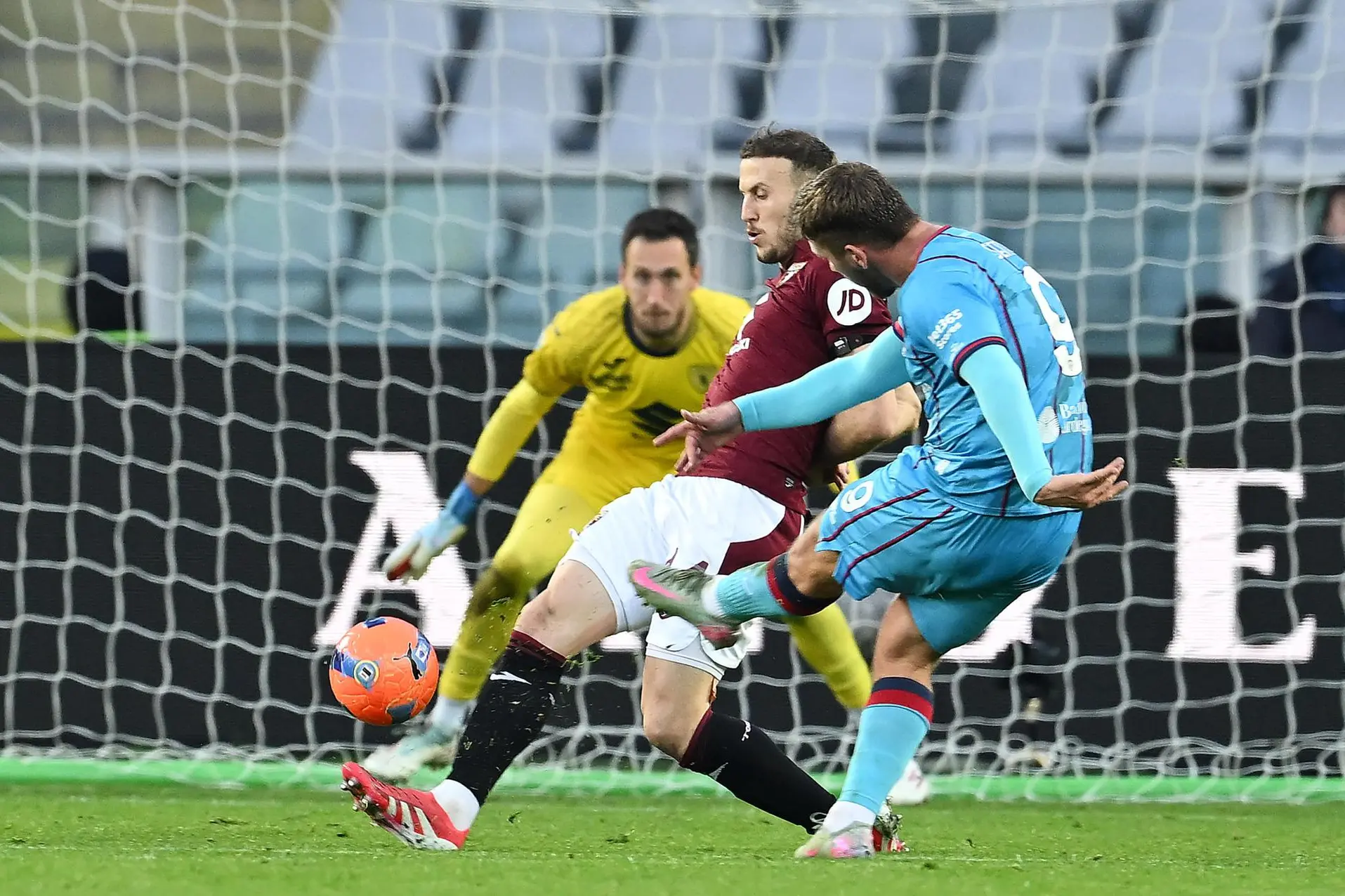 Il sinistro di Semih Kılıçsoy valso la vittoria del Cagliari a Torino (foto Ansa)