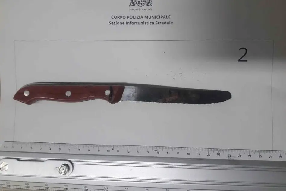 I coltelli trovati nell'auto (Foto Polizia municipale Cagliari)