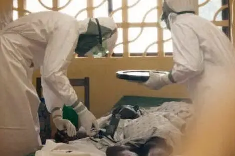 Sanitari alle prese con un malato di ebola