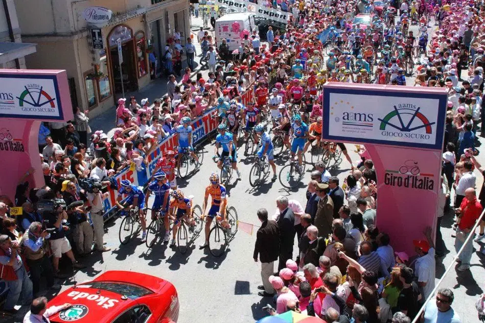 La partenza della tappa Tempio-Bosa al Giro d'Italia 2007