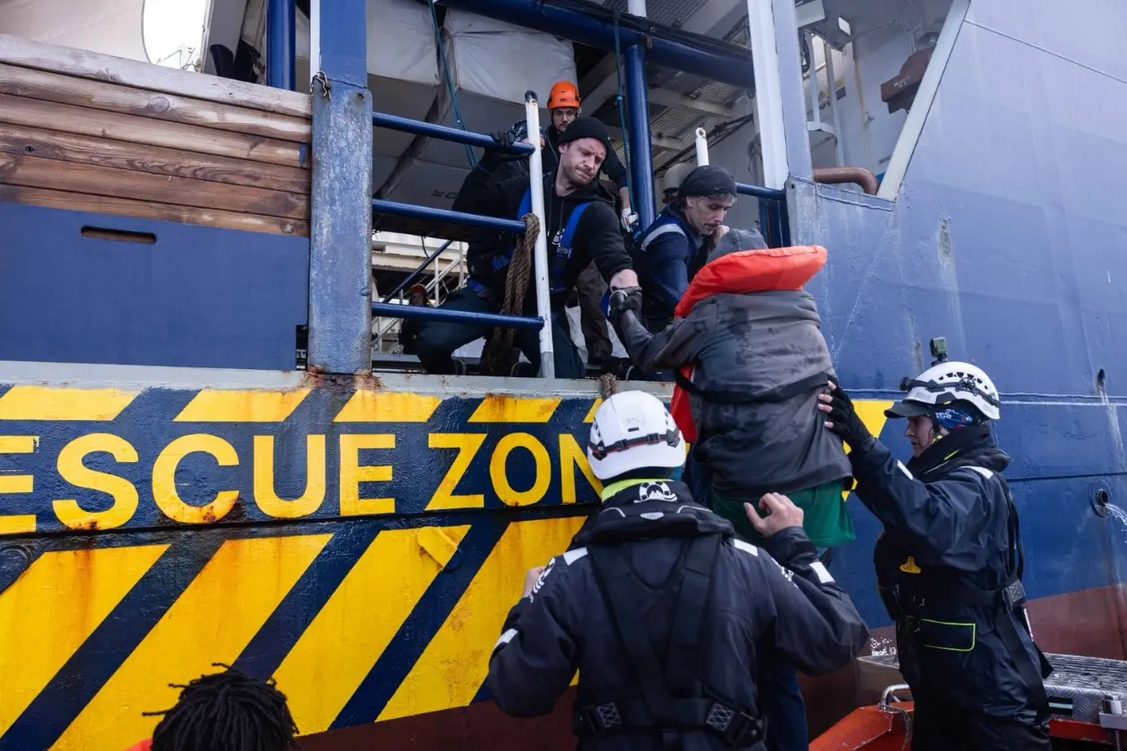 Il salvataggio (Foto: Sea Watch International)
