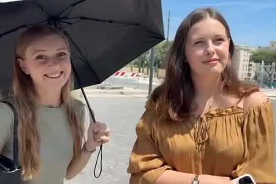Contro il caldo ci vuole "pazienza", tra ombrellini, parchi e fontane