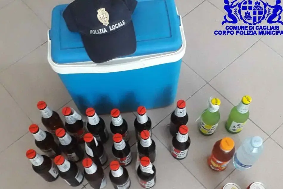 Le birre sequestrate all'abusivo del Poetto (Foto Polizia locale)