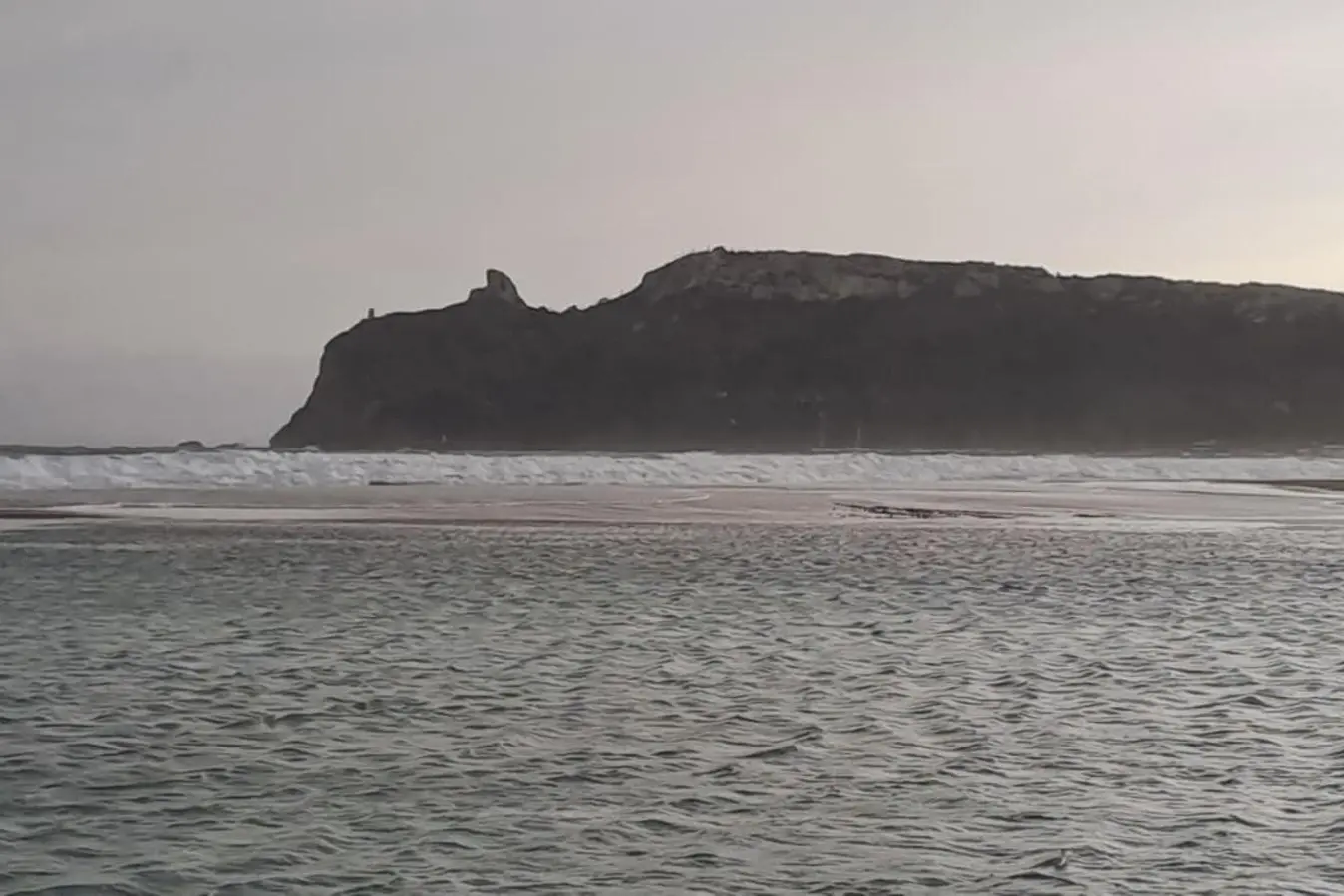 La spiaggia del Poetto sott'acqua nel pomeriggio (Ansa)