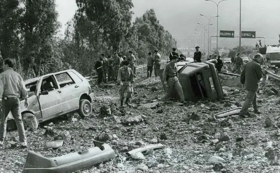 I giudici pagheranno con la vita anni dopo, qui la strage di Capaci in cui è morto Giovanni Falcone