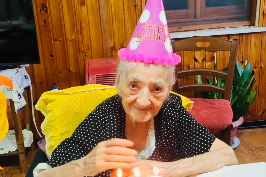 La centenaria durante la sua festa (Foto Sara Pinna)