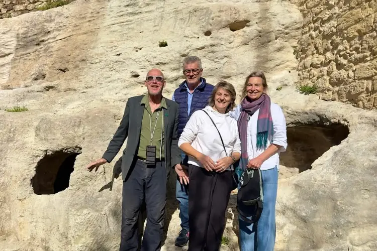 I turisti dell'Alaska presso le Domus de Janas di Sennori (foto concessa)