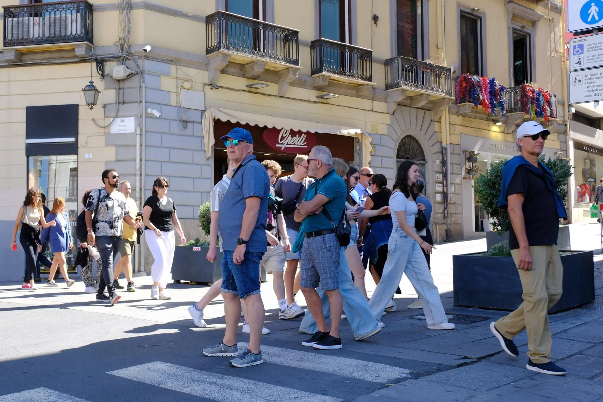 Pedoni in Largo Carlo Felice (Foto Ungari)