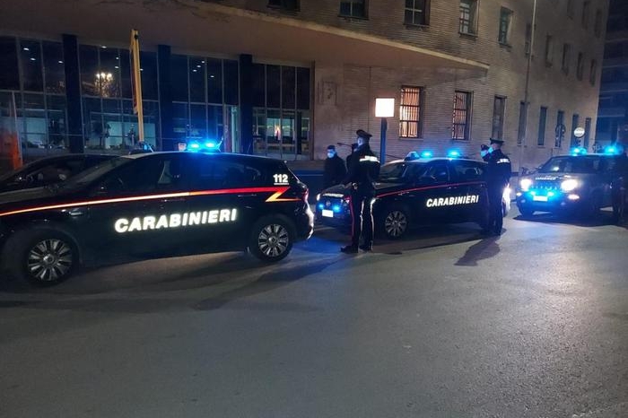 I carabinieri controllano gli esercizi aperti di notte e la movida nei quartieri dei Parioli, Trastevere e San Lorenzo a Roma, 18 febbraio 2022. ANSA/CARABINIERI EDITORIAL USE ONLY NO SALES