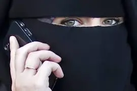 Una donna con niqab (Ansa)