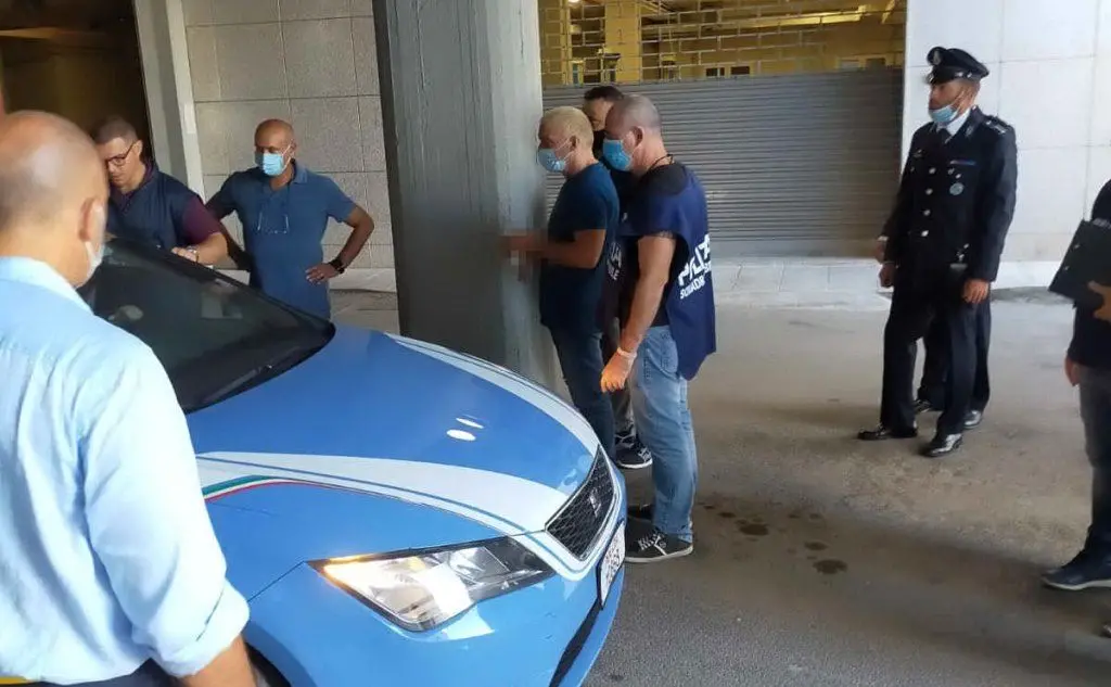 Giuseppe Mastini tra due agenti dopo l'arresto (foto Pili)
