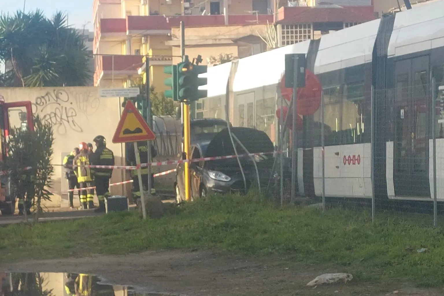 Un incidente tra un'auto e la metro