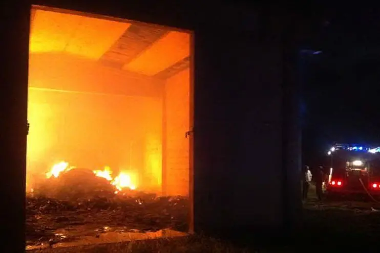 Il fienile in fiamme - Foto Marco Lai