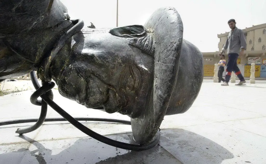 La statua di Saddam a terra