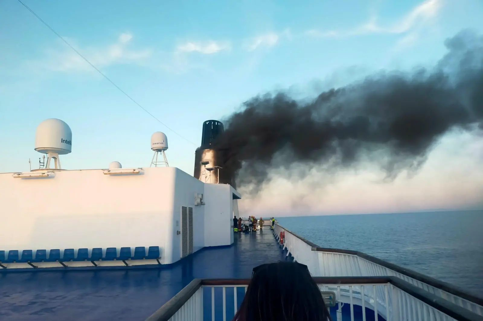 Il fumo nero visibile dal ponte della Gnv (foto Pala)