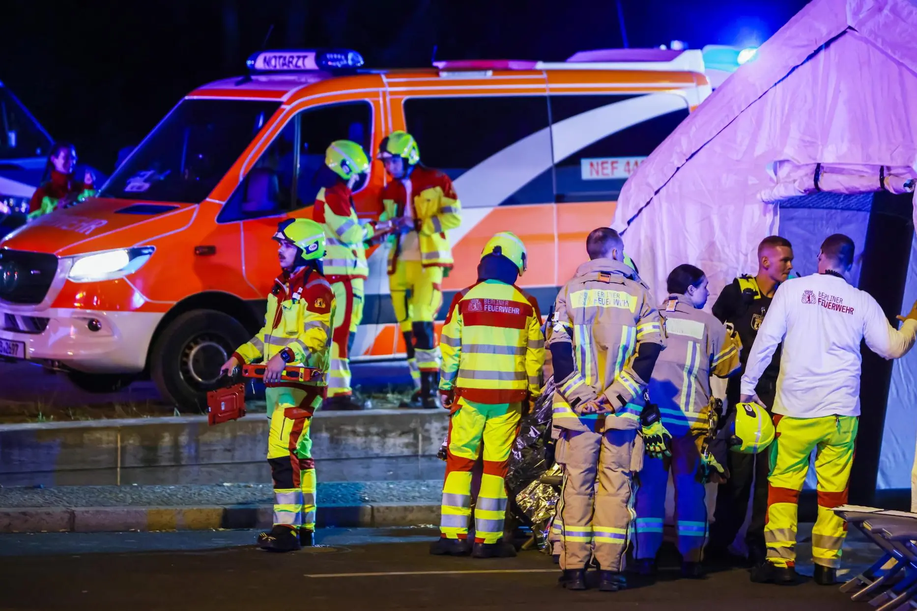 Die Rettungsbemühungen (Ansa – EPA/CLEMENS BILAN)