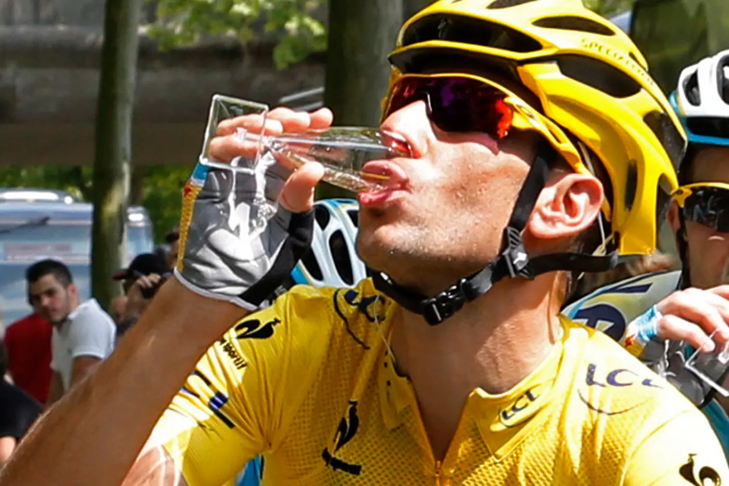 Vincenzo Nibali, in maglia gialla, brinda durante l'ultima tappa del trionfale Tour de France del 2014 (AP, archivio L'Unione Sarda)