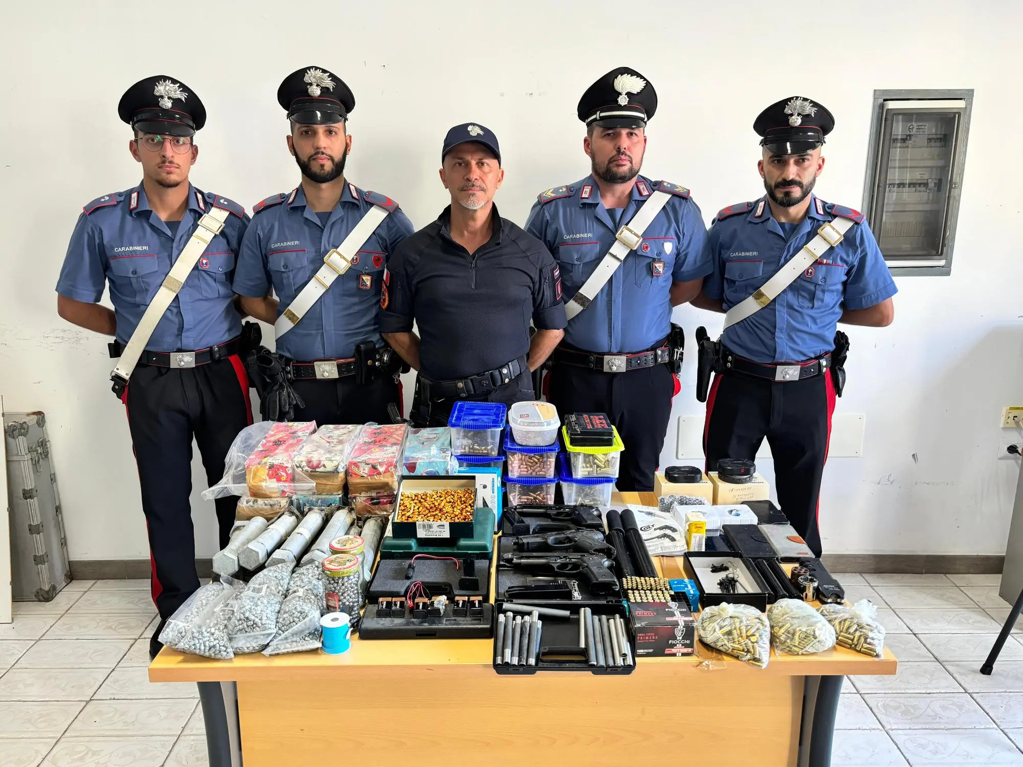 L'arsenale sequestrato dai carabinieri