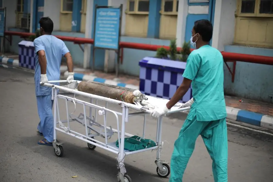 Sanitari al lavoro in un ospedale indiano (foto Ansa/Epa)
