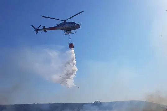 Incendio alle porte di Lula, elicotteri in volo (archivio L'Unione Sarda)