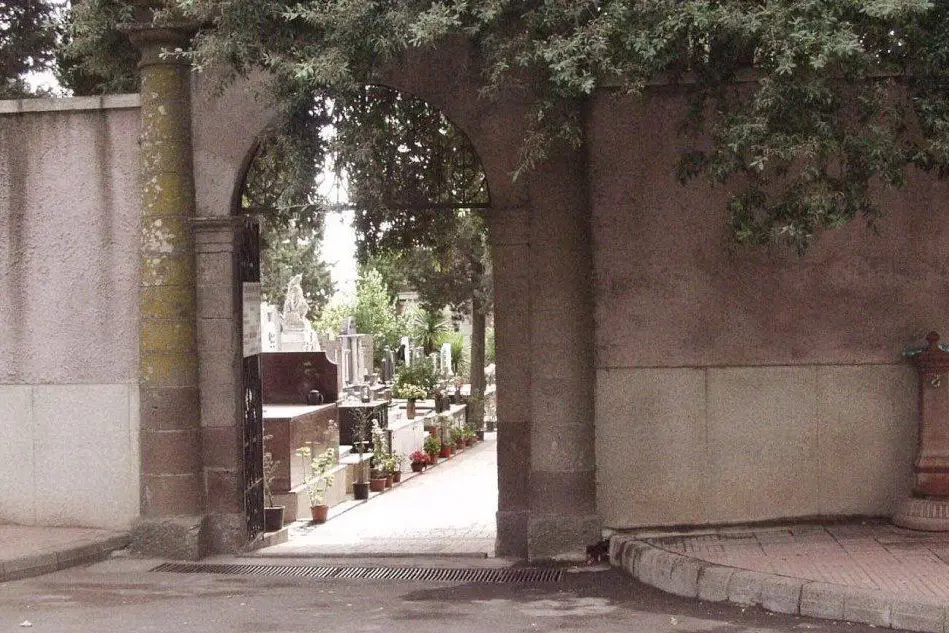L'ingresso al cimitero di Macomer