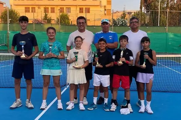 Gli atleti premiati del Tc Porto Torres (foto concessa)