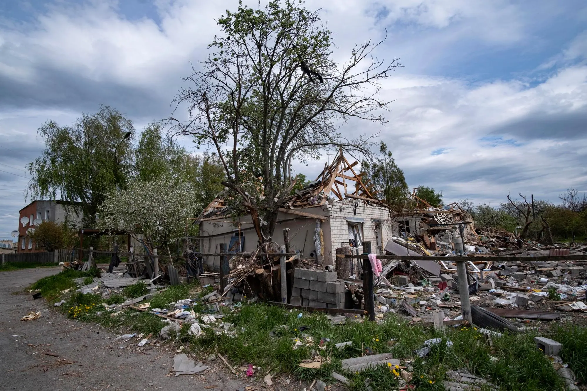 Case distrutte a Slatino, villaggio nella regione ucraina di Kharkiv (Ansa - Epa)
