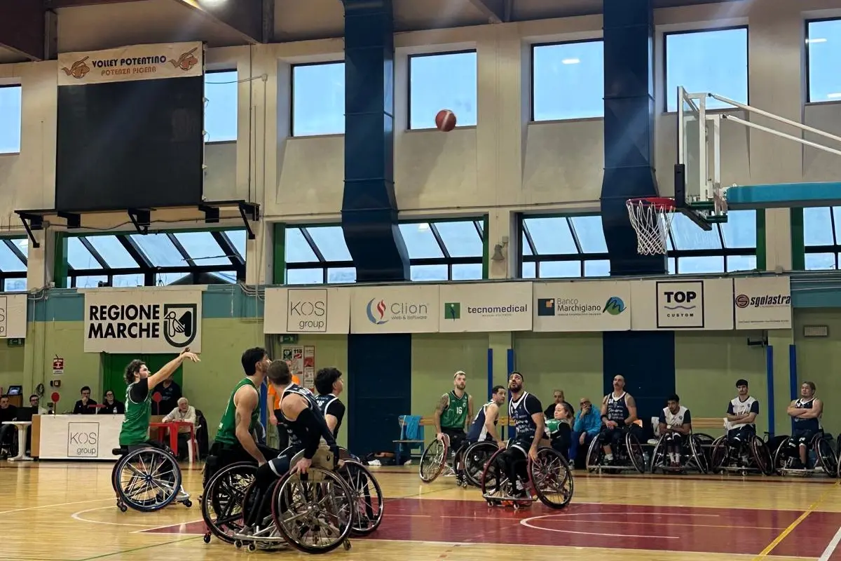 Un'azione tra Santo Stefano e Dinamo Lab, in maglia blu (foto dinamobasket.com)