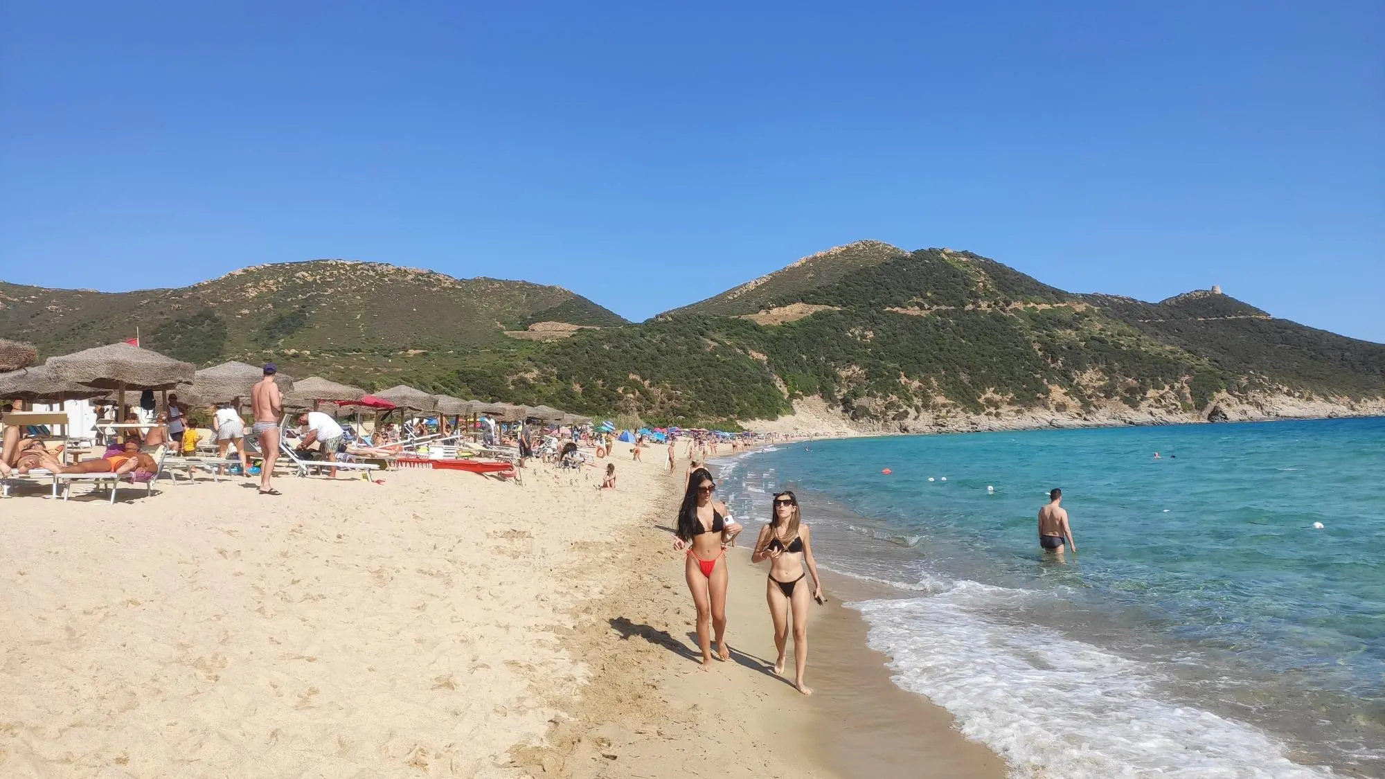 Spiagge affollate lungo la costa sud-orientale della Sardegna