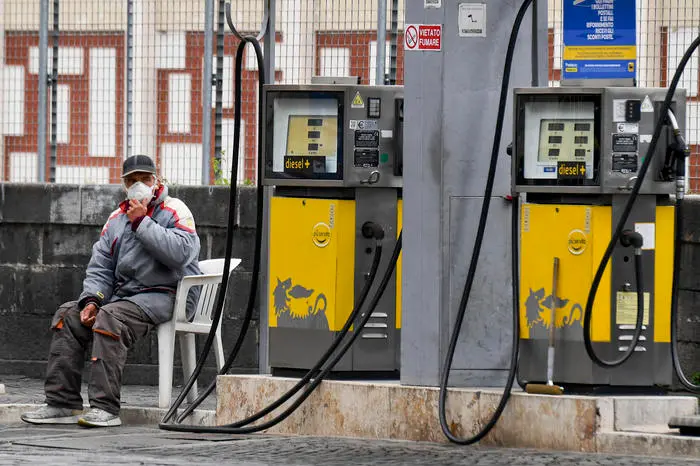 Caro carburanti (foto simbolo Ansa - Fusco)