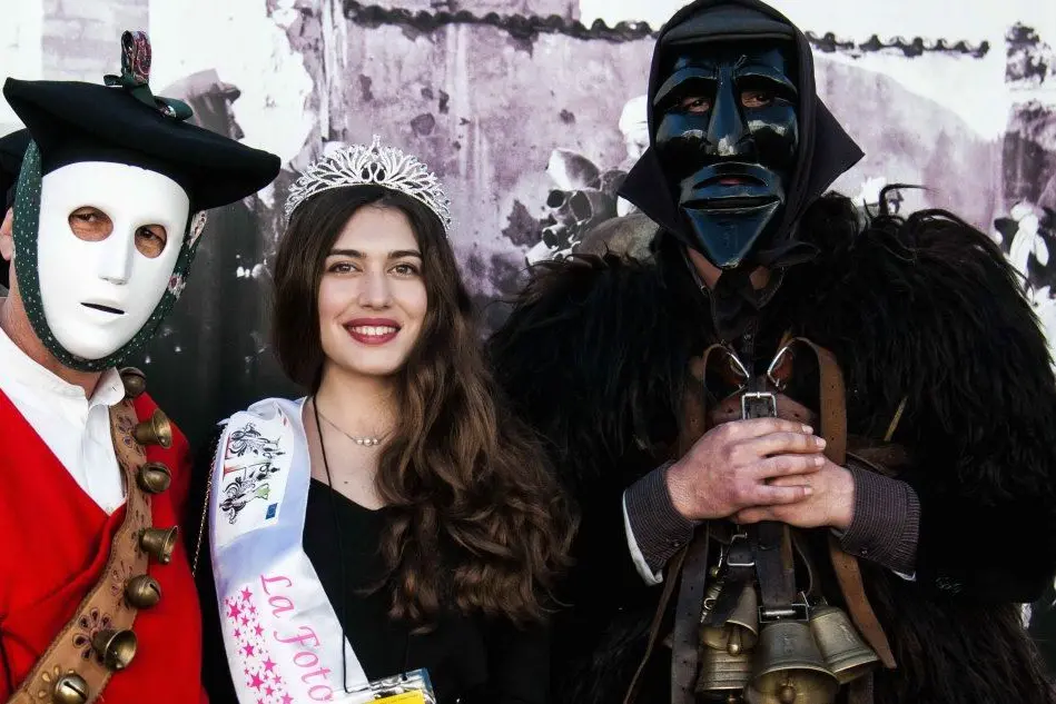 Silvia Senes tra un mamuthone e un issohadore (foto Francesco Cadinu)