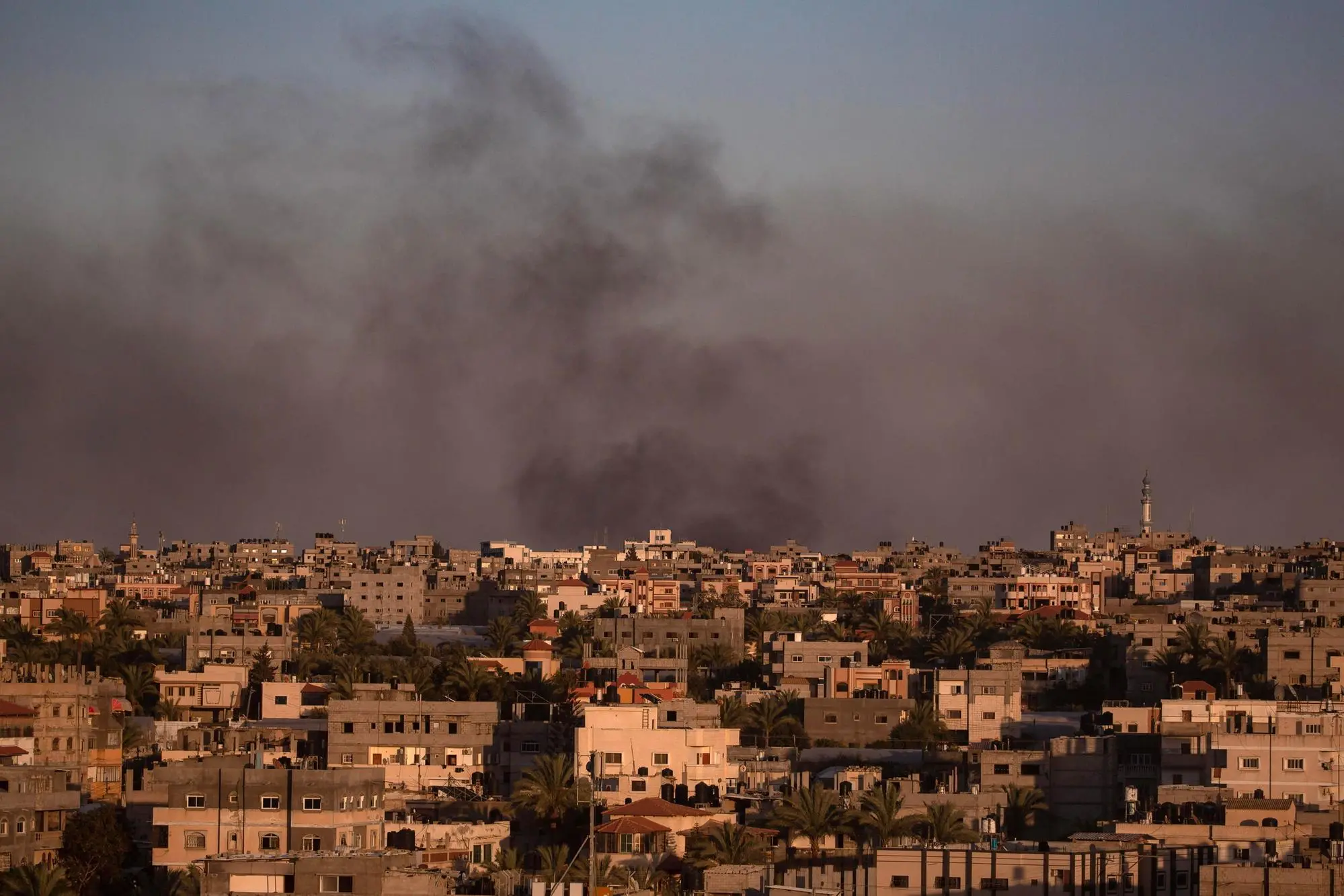 Fumo dopo un raid a Rafah (Ansa-Epa)