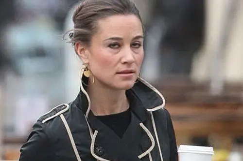 Pippa Middleton mentre va al lavoro