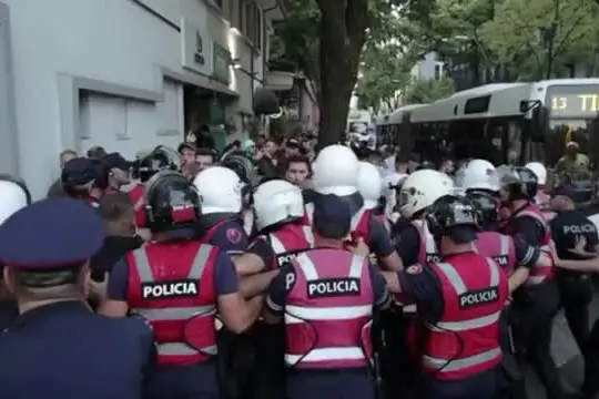 Proteste contro il resort legato alla famiglia Trump, scontri a Tirana