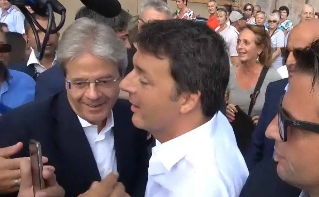L'abbraccio tra Renzi e Gentiloni (Ansa)