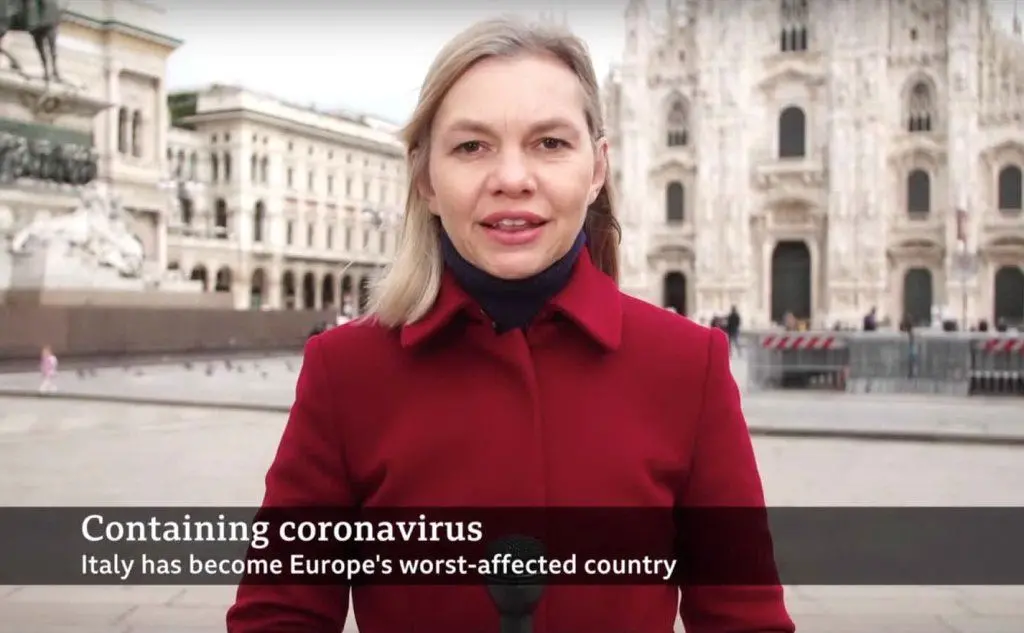 L'inviata della BBC parla direttamente da piazza Duomo a Milano, con il sottopancia che recita: \"L'Italia è diventato il paese europeo più infetto\"