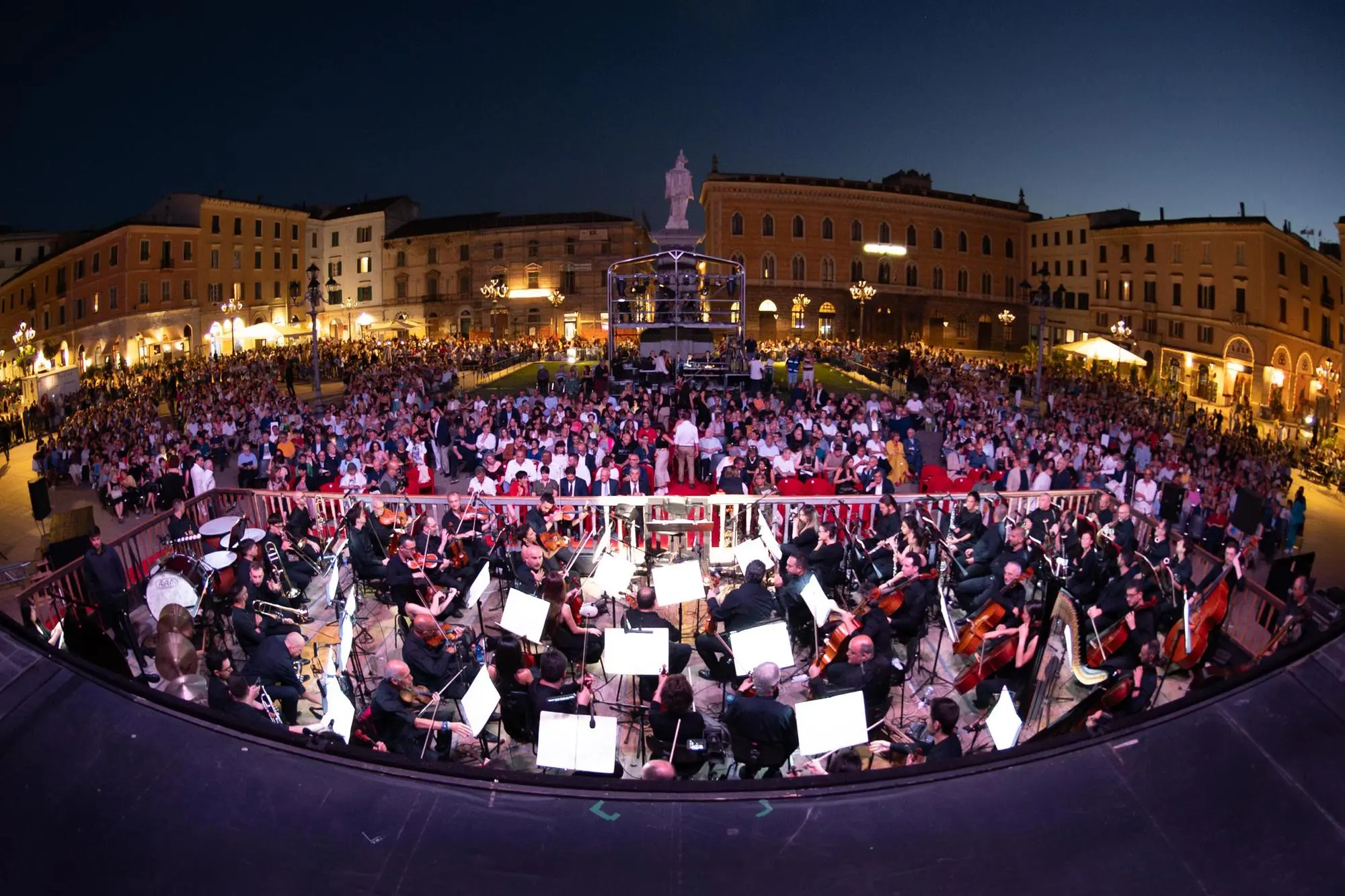 L'orchestra e il pubblico a Sassari (foto concessa da Elisa Casula)