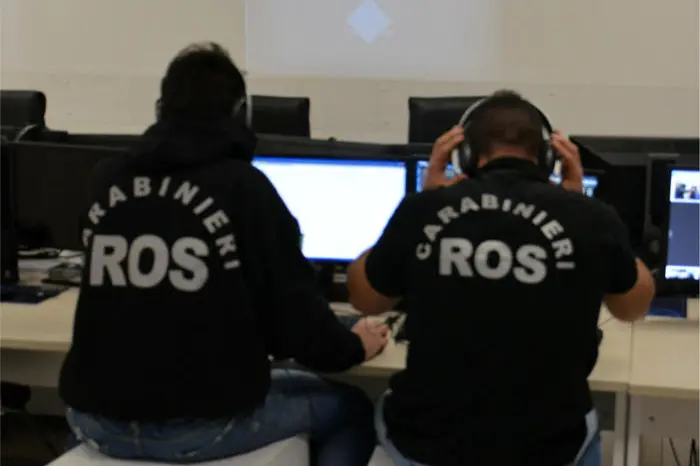I carabinieri del Ros (foto Ansa)