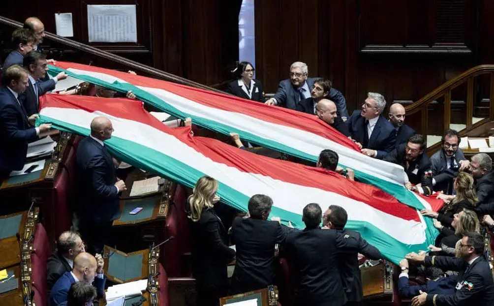 Un'enorme bandiera era stata srotolata anche alla Camera con la ricorrenza dell'Unità d'Italia (Ansa)