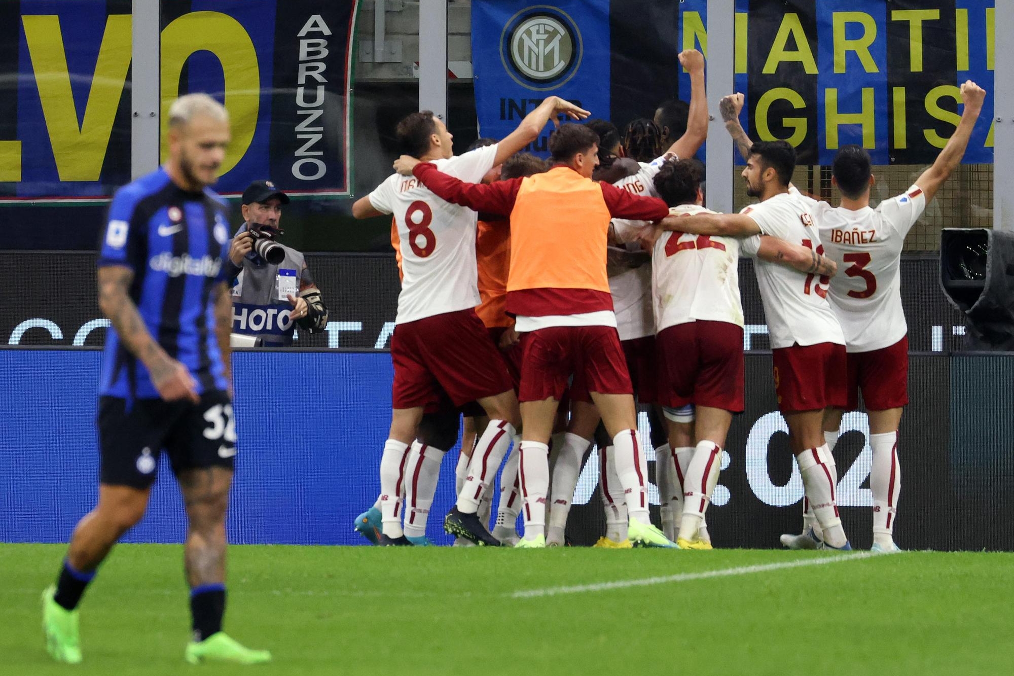 Roma’s Chris Smalling jubilates with his teammates after scoring goal of 1 to 2 during the Italian serie A soccer match between FC Inter and As Roma Giuseppe Meazza stadium in Milan, 1 October 2022. ANSA / MATTEO BAZZI