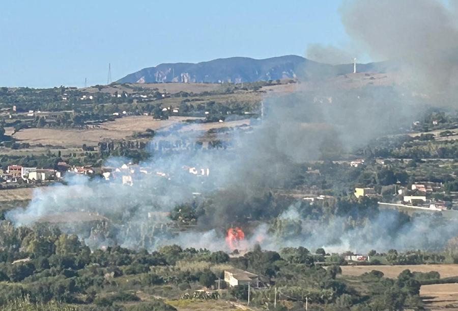 Incendio alle porte di Carbonia: intervengono i vigili del fuoco