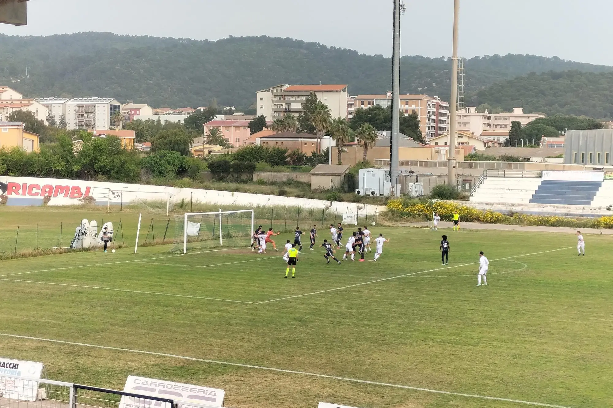 Una gara allo stadio di Carbonia. (a. s.)