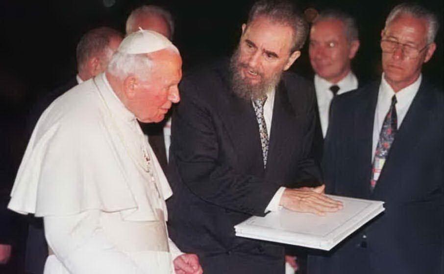 Nel 1998 incontra Papa Giovanni Paolo II